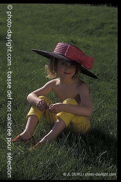 petite fille avec un grand chapeau - little girl with a large hat